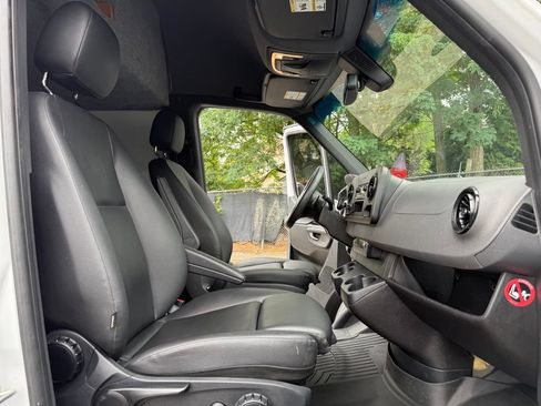 Used 2021 Mercedes-Benz Sprinter 2500 image 27