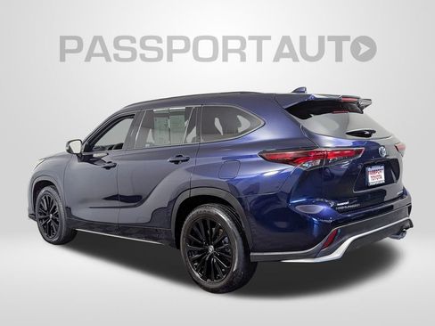 Used 2024 Toyota Highlander XSE image 3