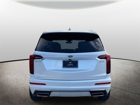 New 2025 Cadillac XT6 Luxury image 3