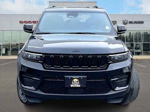 Used 2024 Jeep Grand Cherokee Altitude image 6