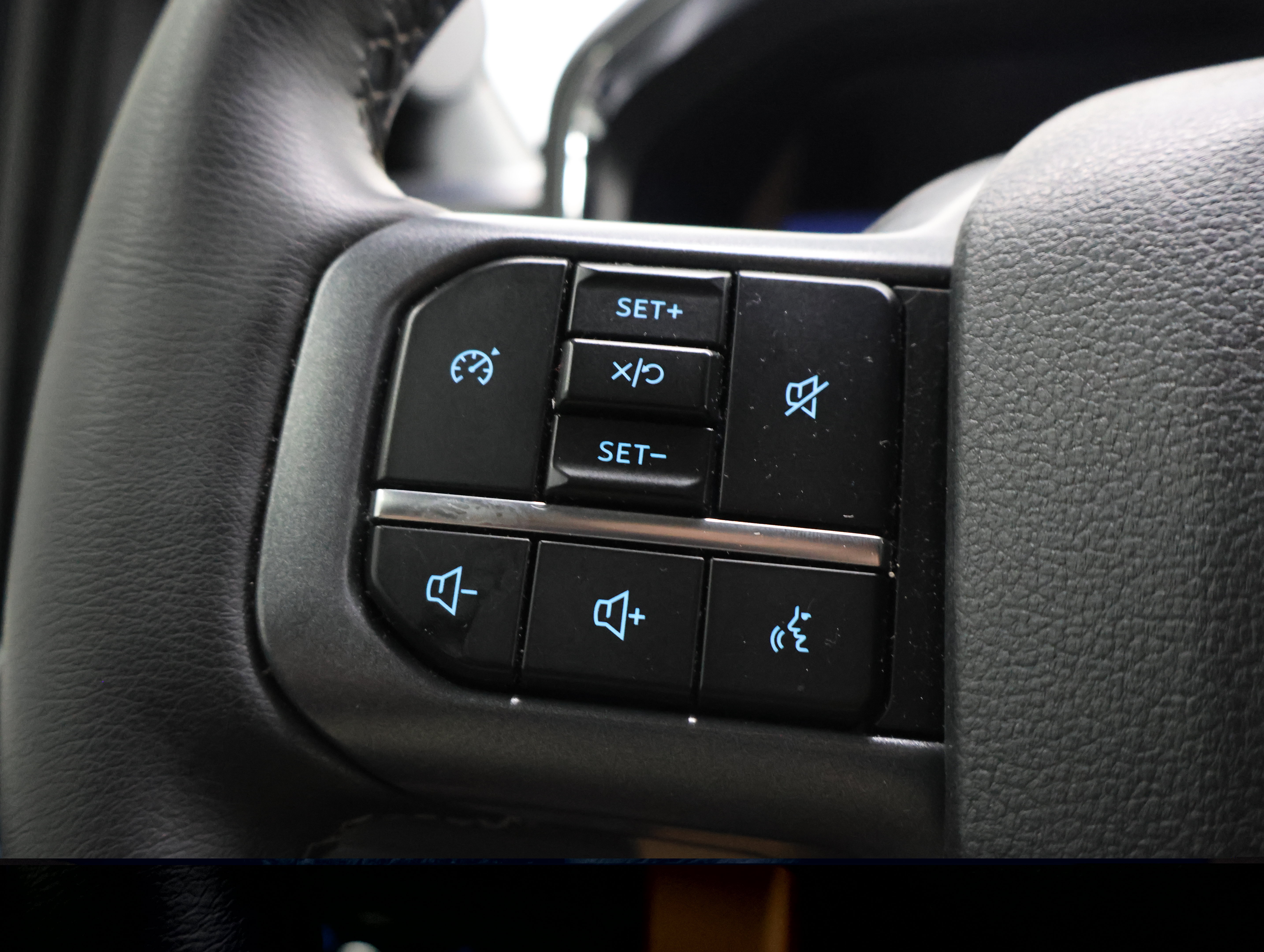 Used 2025 Ford F350 Lariat AWD/4WD image 14