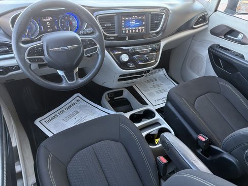 Used 2020 Chrysler Voyager LX FWD image 11