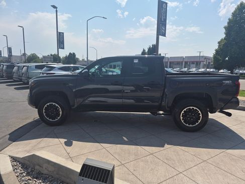Used 2025 Toyota Tacoma TRD Off-Road AWD/4WD image 9