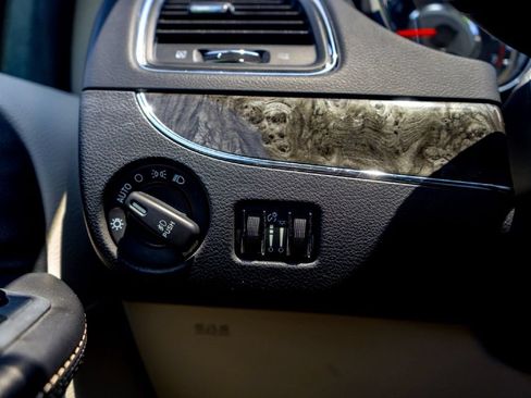 Used 2015 Chrysler Town & Country Touring FWD image 20