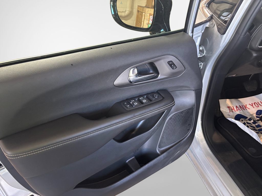 New 2026 Chrysler Pacifica Select FWD image 14