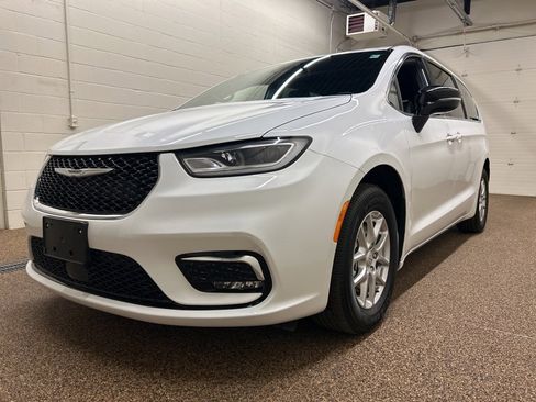 Used 2025 Chrysler Pacifica Select image 5