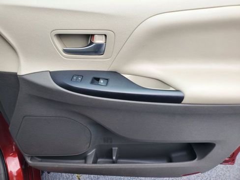 Used 2016 Toyota Sienna LE image 32
