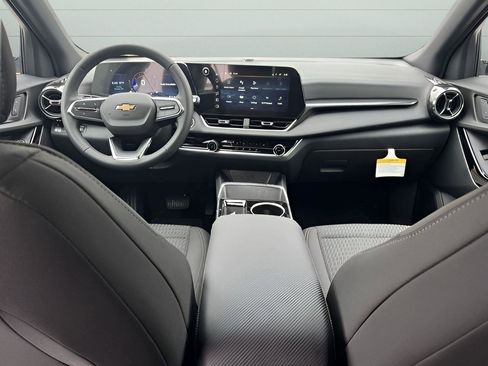 New 2025 Chevrolet Equinox LT w/ Safety and Technology Package image 13