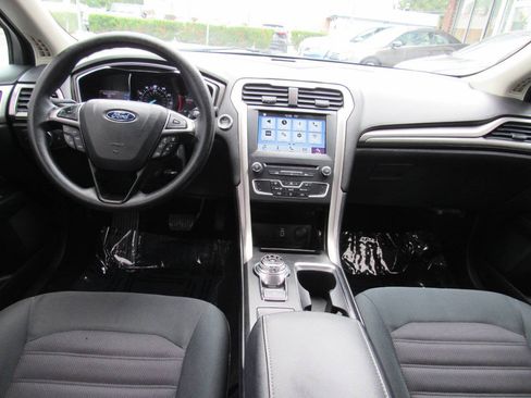 Used 2017 Ford Fusion SE w/ Fusion SE Technology Package FWD image 20