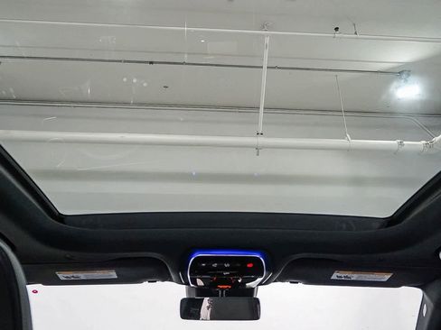 Used 2025 Mercedes-Benz GLC 300 4MATIC image 18