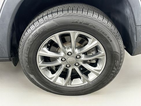 Used 2020 Jeep Cherokee Latitude Plus AWD/4WD image 11