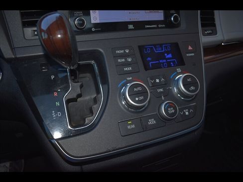 Used 2018 Toyota Sienna Limited Premium w/ Preferred Accessory Package FWD image 12