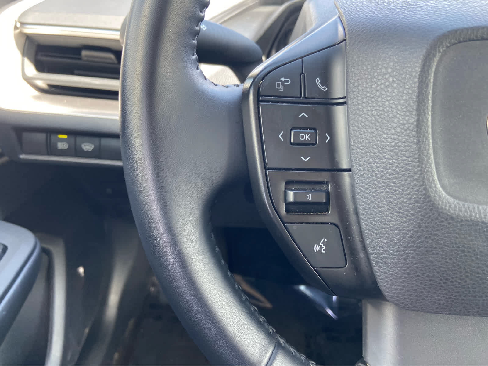 Used 2024 Toyota Prius LE FWD image 21