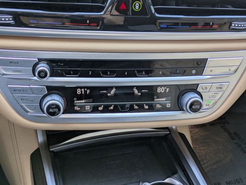 Used 2022 BMW 750i xDrive image 24