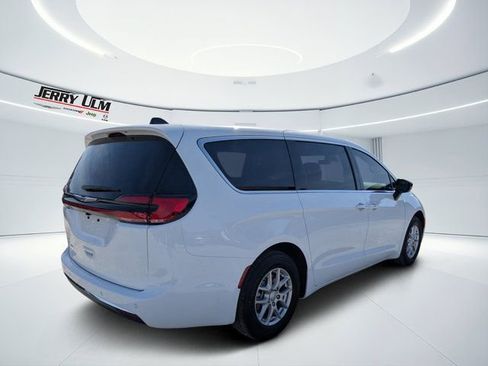 New 2026 Chrysler Pacifica Select FWD image 3