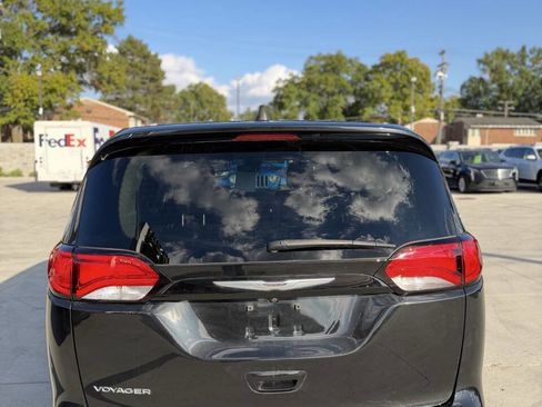 Used 2023 Chrysler Voyager LX image 11