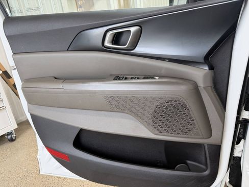 Used 2025 Kia Carnival FWD image 20