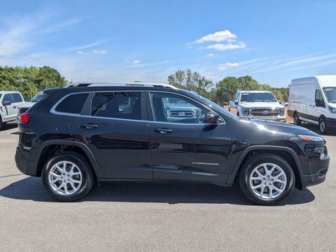 Used 2016 Jeep Cherokee Latitude w/ Comfort & Sound Group FWD image 2