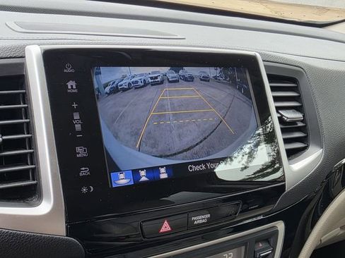Used 2017 Honda Pilot Touring image 11