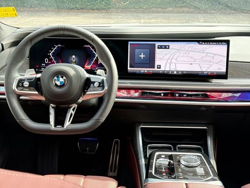 Used 2025 BMW 760i xDrive w/ Premium Package image 22