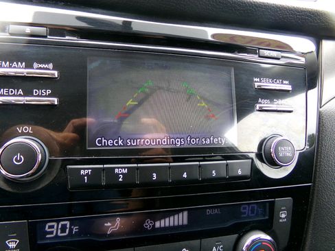 Used 2015 Nissan Rogue SV image 17
