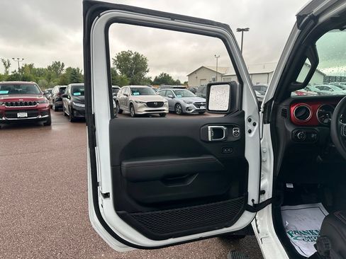 Used 2023 Jeep Gladiator Rubicon w/ LED Lighting Group AWD/4WD image 11