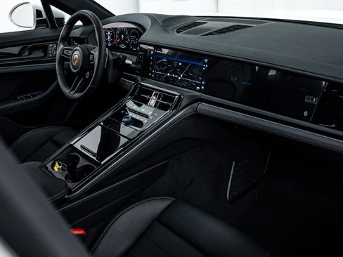 Certified 2025 Porsche Panamera 4 image 15