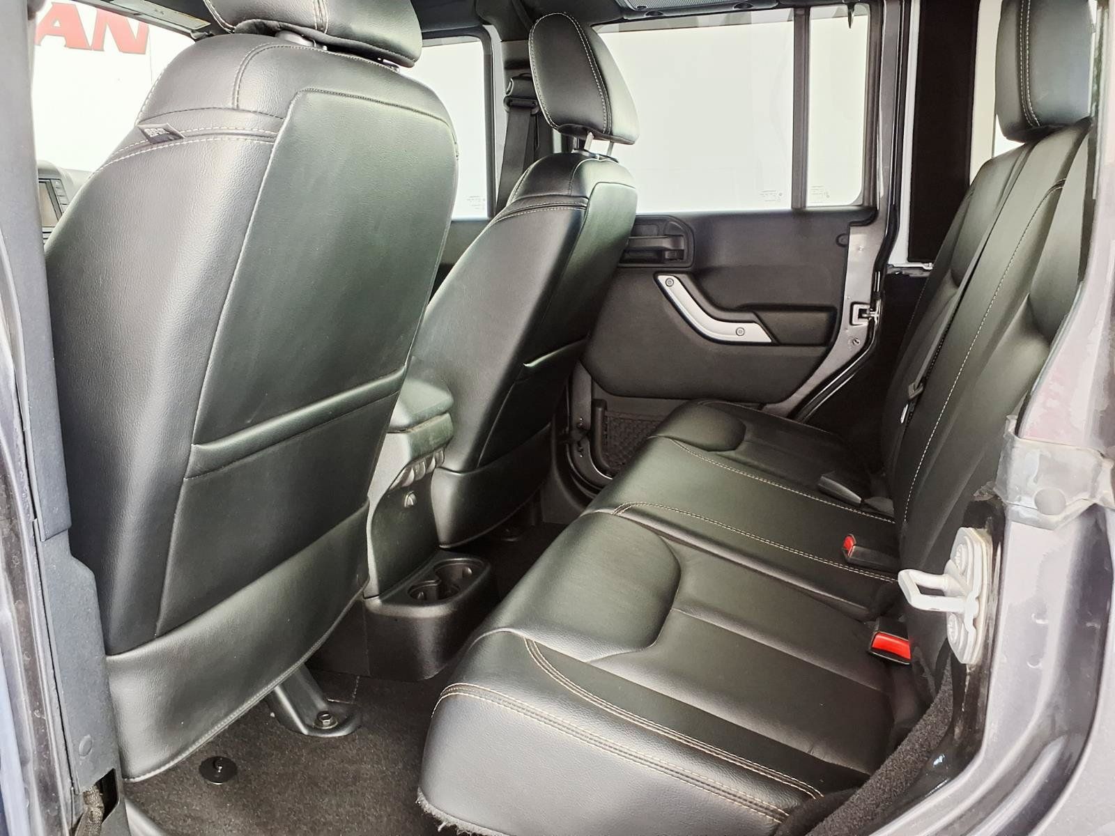 Used 2017 Jeep Wrangler Unlimited Rubicon w/ Connectivity Group AWD/4WD image 9