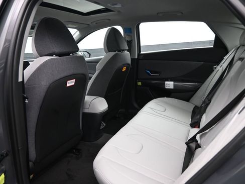 Used 2025 Hyundai Elantra Limited image 30