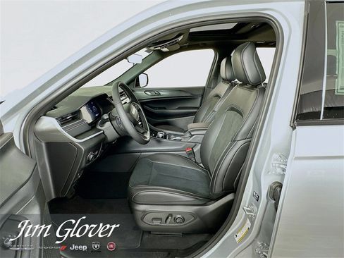 New 2025 Jeep Grand Cherokee Laredo image 32