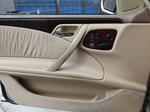 Used 2000 Mercedes-Benz E 320 4MATIC Sedan image 38