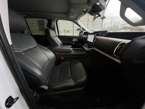 Used 2025 Ford Expedition Active AWD/4WD image 5