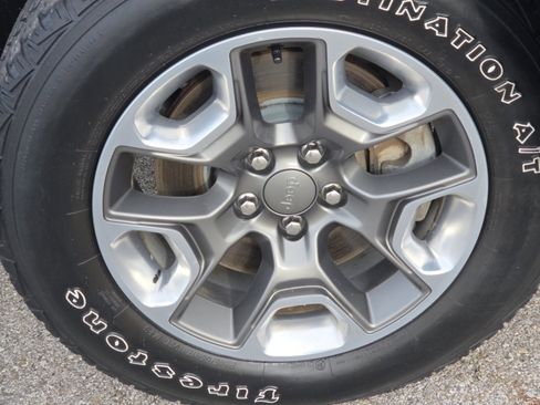 Used 2019 Jeep Cherokee Trailhawk w/ Cold Weather Group image 10