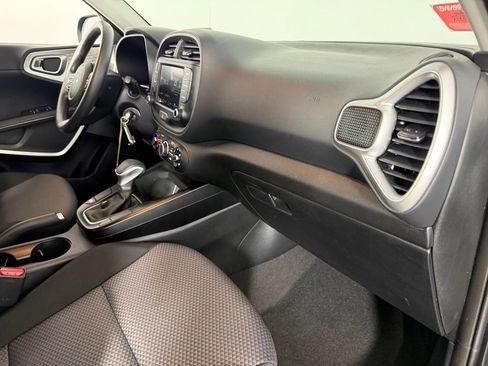 Used 2025 Kia Soul LX w/ LX Technology Package FWD image 30