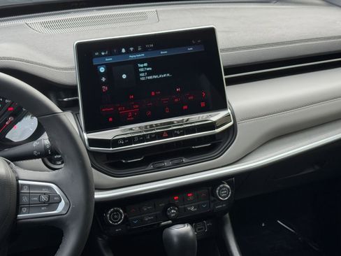 Used 2025 Jeep Compass Limited image 20