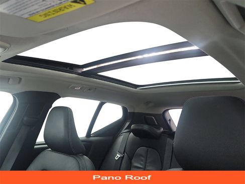 Used 2023 Volvo XC40 B5 Plus image 12