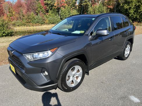 Used 2019 Toyota RAV4 XLE w/ Convenience Package image 1