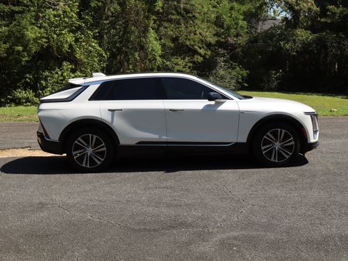 Used 2024 Cadillac Lyriq Luxury RWD image 8