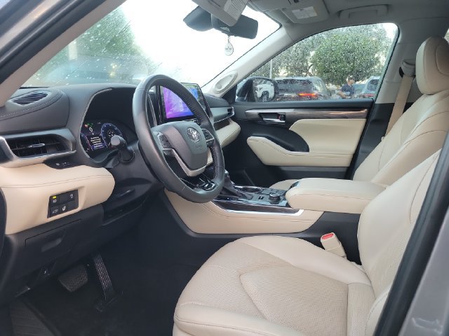Used 2025 Toyota Highlander Limited AWD/4WD image 12