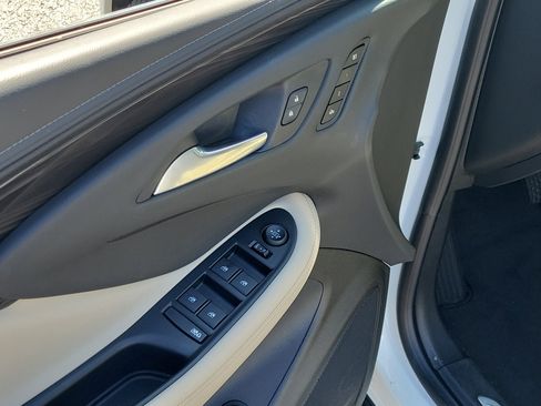 Used 2019 Buick Envision Essence FWD image 21