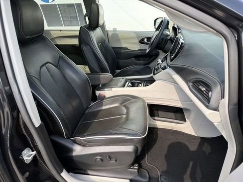 Used 2023 Chrysler Pacifica Limited AWD/4WD image 28