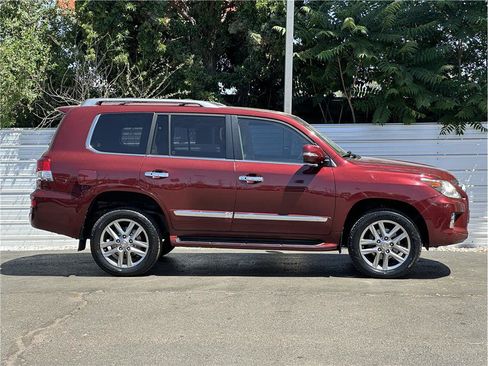 Used 2013 Lexus LX 570 4WD w/ Luxury Pkg image 9