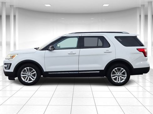 Used 2017 Ford Explorer XLT w/ Equipment Group 202A image 6