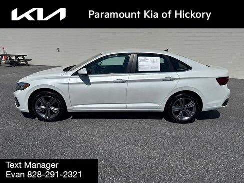 Used 2023 Volkswagen Jetta SE FWD image 4