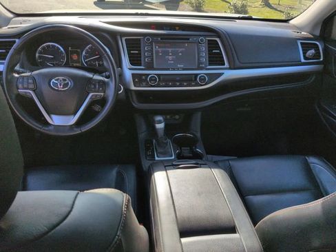 Used 2017 Toyota Highlander XLE image 29