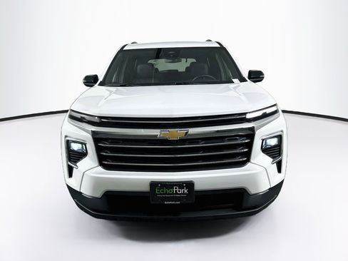 Used 2026 Chevrolet Traverse LT FWD image 2