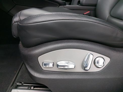 Certified 2026 Porsche Macan AWD/4WD image 31
