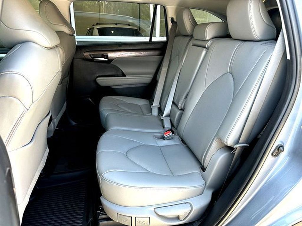 Used 2023 Toyota Highlander Limited FWD image 19