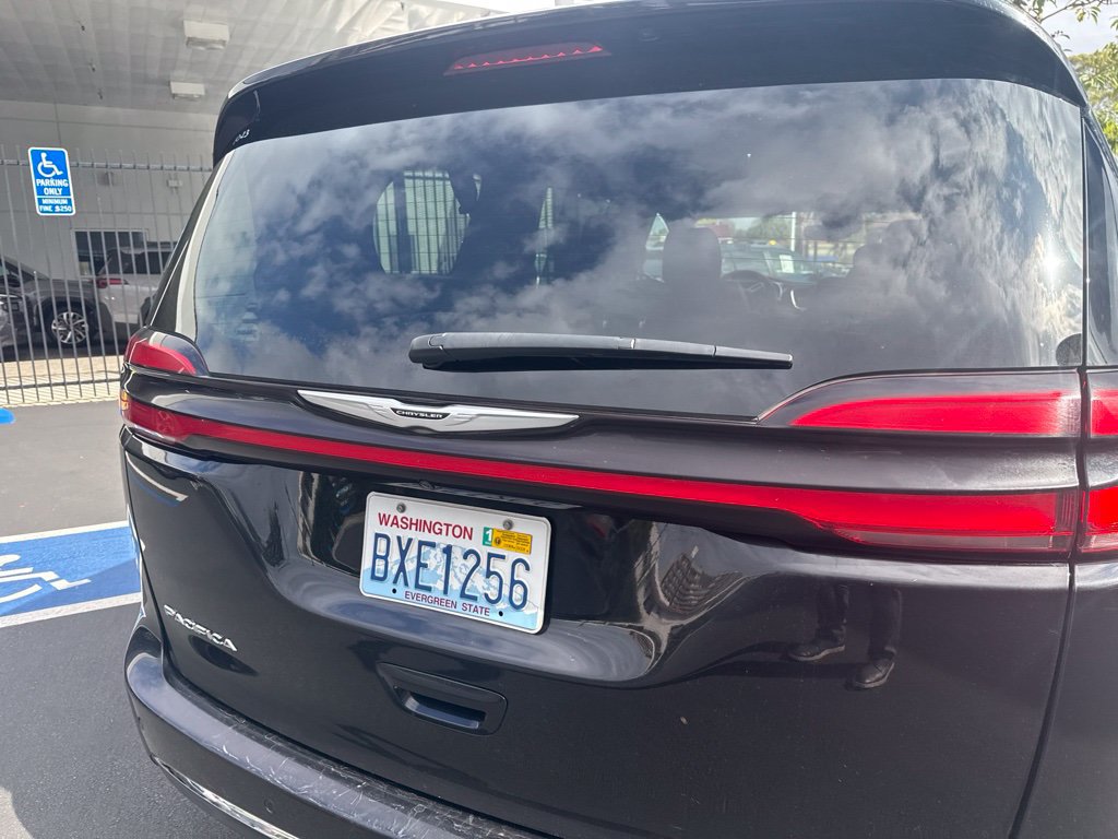 Used 2024 Chrysler Pacifica Touring-L FWD image 9