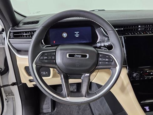Used 2023 Jeep Grand Cherokee Limited w/ Luxury Tech Group II AWD/4WD image 17